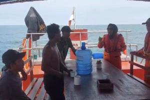 Mesin Pompong Rusak, Tiga Nelayan Bengkalis Terombang-ambing di Selat Malaka